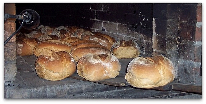 Im Backhaus wird Brot gebacken!.