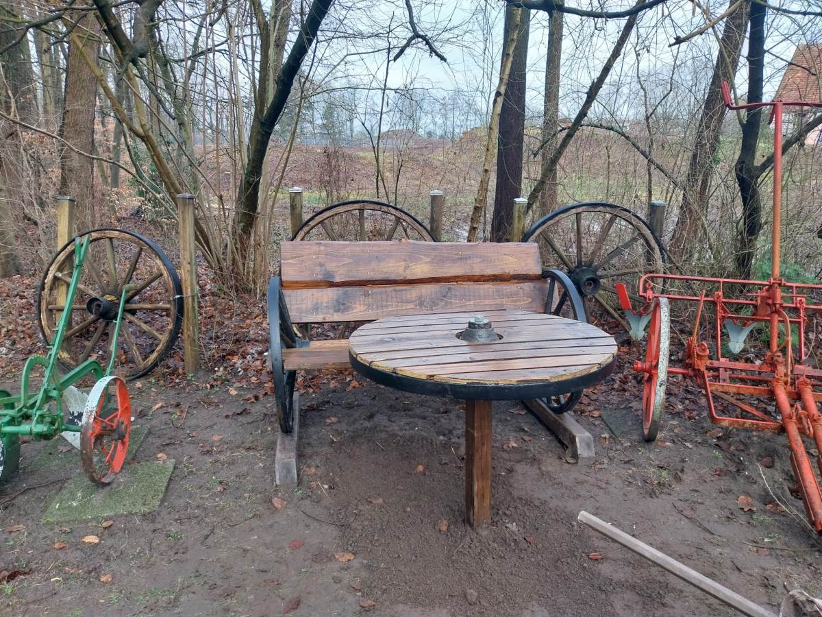 Sitzbank aus Wagenr&auml;dern 4