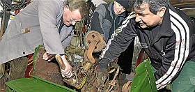 Bildunterschrift: Weg mit dem Rost: Georg Schröer (Heimatverein, v.l.) greift auch mal selber zum Hammer, wenn Alexander Merkel und Bajram Berisha die braune Kruste von alten landwirtschaftlichen Geräten klopfen.Daniel Lüns 
