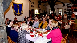 Frauen der Rheumaliga Ibbenbüren im Heimathaus zu Gast 