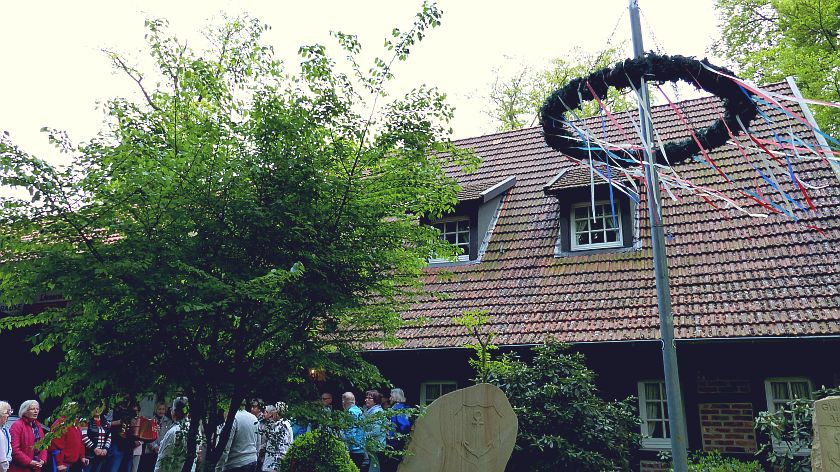 Maibaum aufstellen am Heimathaus 